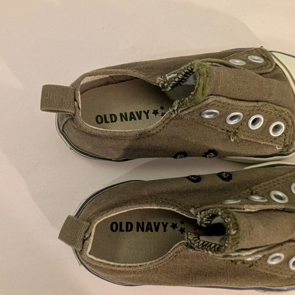 Old Navy Toddler Boy Green Canvas Slip-On Sneakers in Size 8